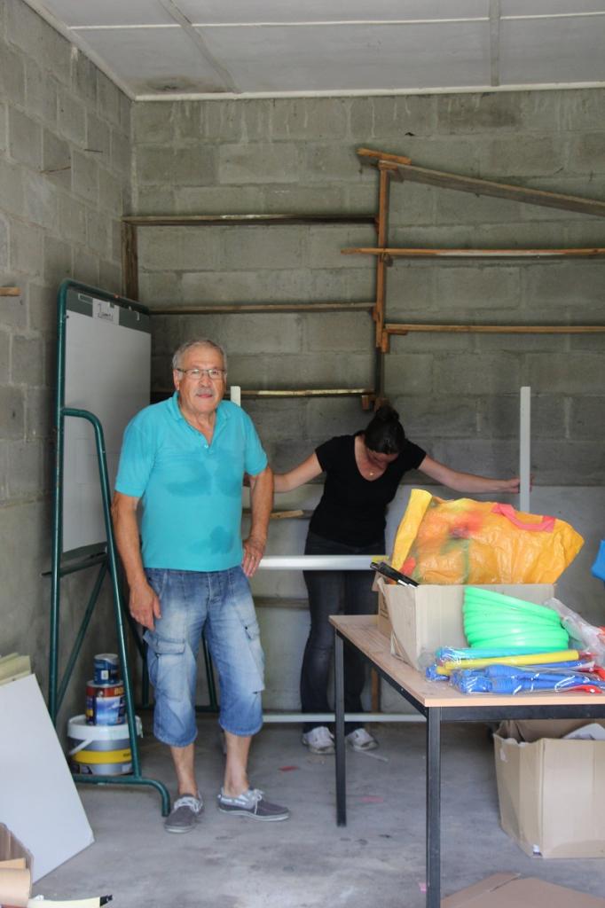 On débarasse le garage qui deviendra une salle de classe aprés travaux